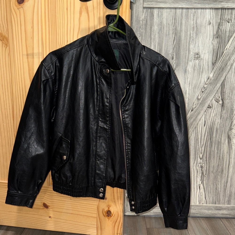 Size: M

Great Condition!!